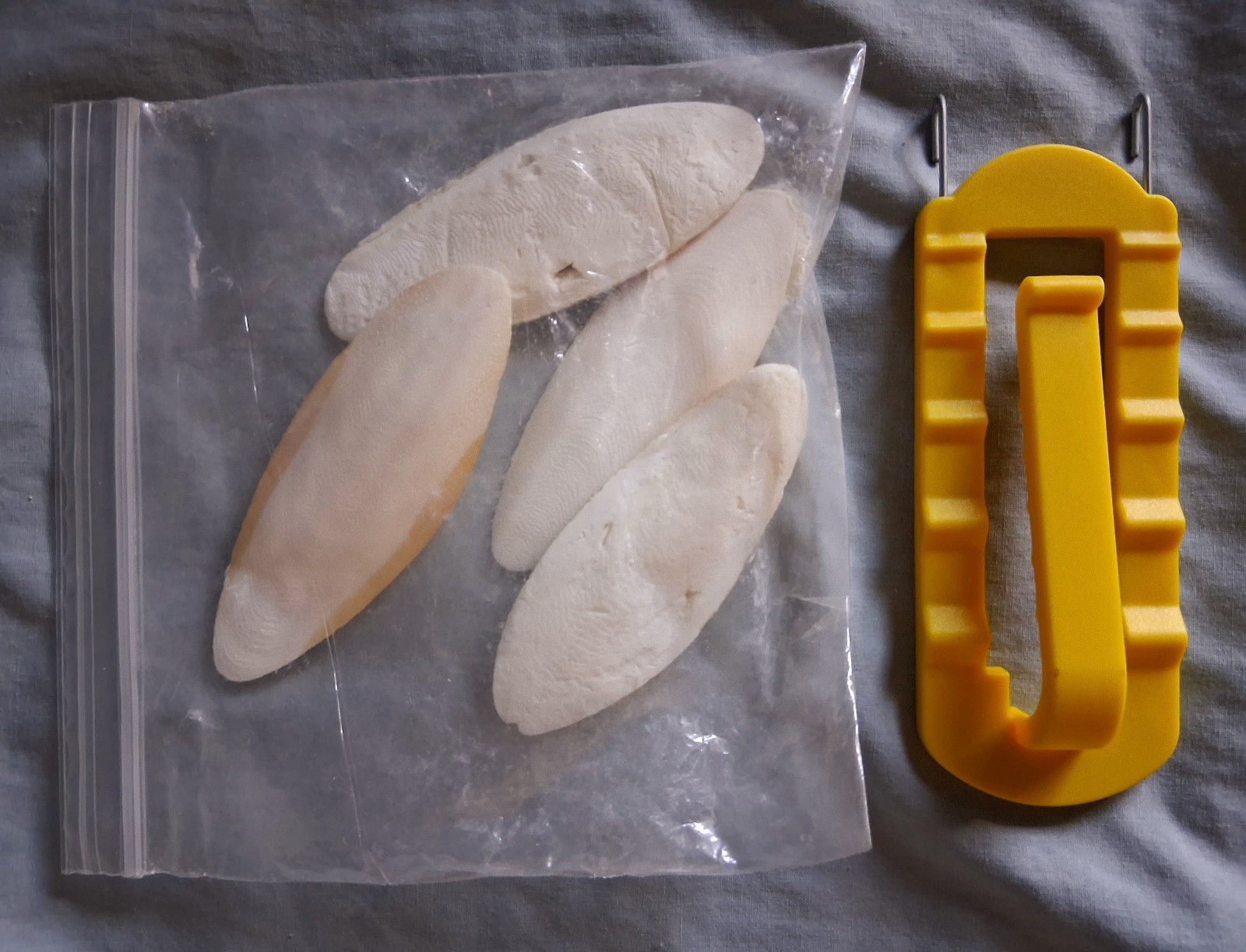 Cuttlebone Holder for Birds & Lot of 4 Unused Cuttlebones