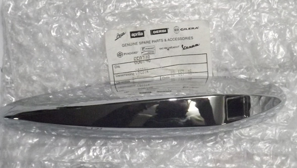 Front Mudguard Crest Genuine - Vespa LX 50 2T/4T & Vespa LX 125 Vespa LX 150