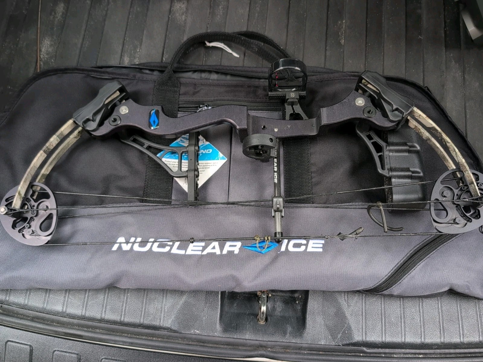 Diamond Nuclear Ice Compound Bow RH 29LBS W/Tru Fire Release