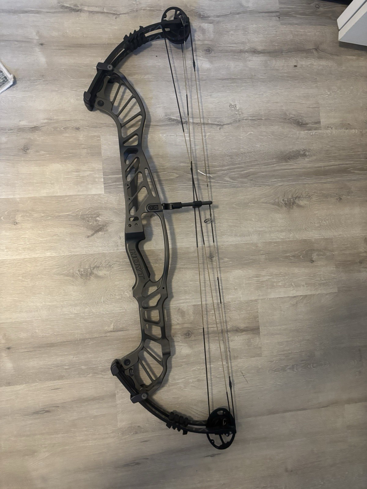 Hoyt Invicta 40 LH Compound Bow - Grey, 60 pound limbs, 29 inch draw