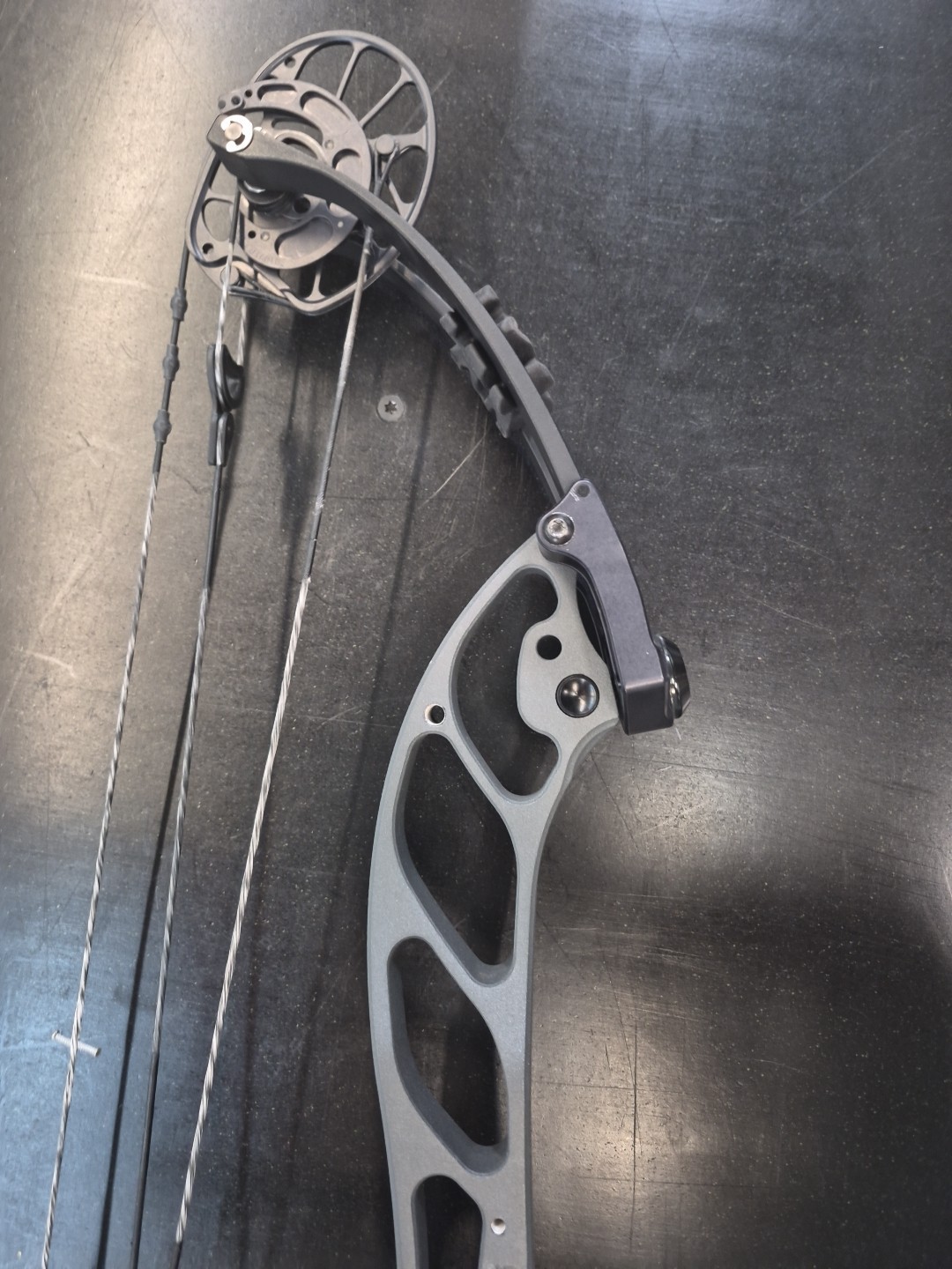 Used PSE Supra RTX 37 - Right Hand - 60lbs - Grey