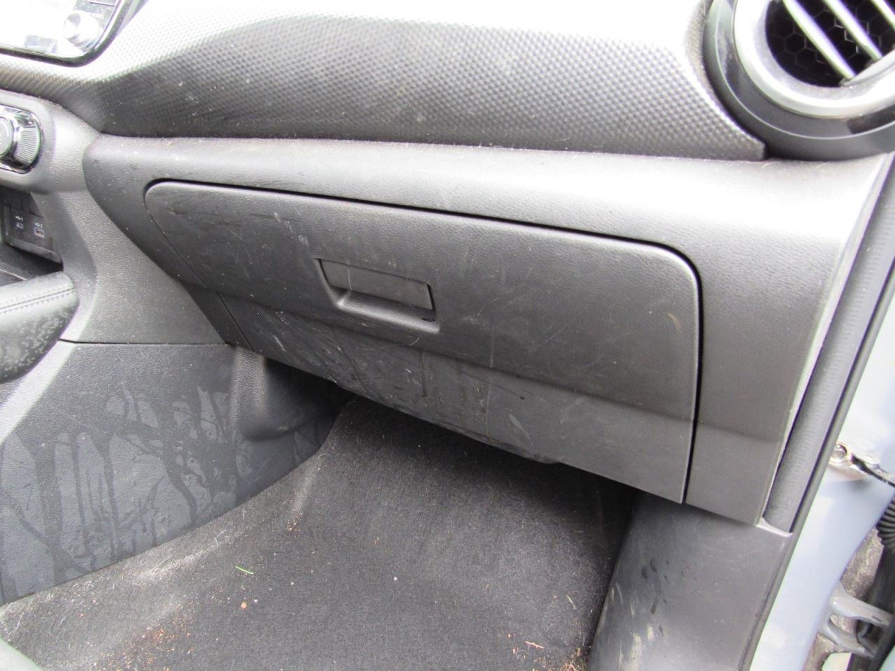 KICKS     2021 Glove Box 1009785