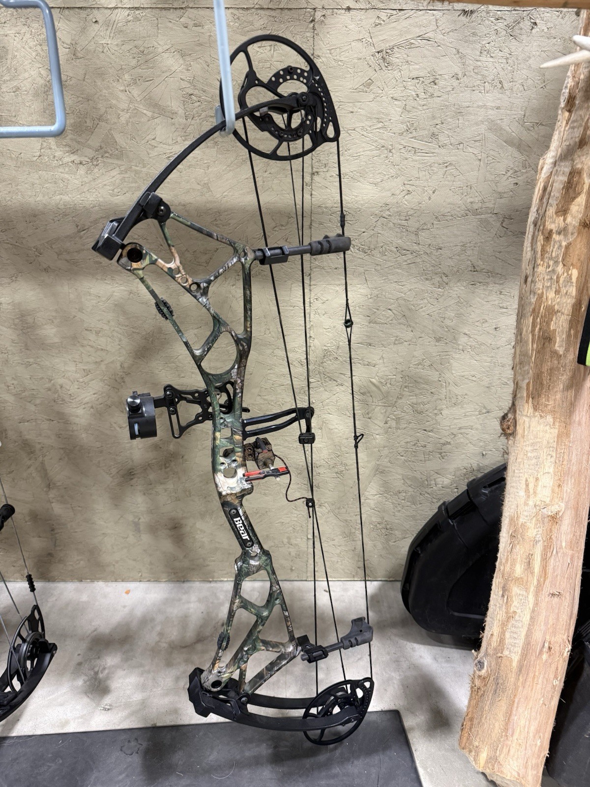 Used Bear Arena 34 RH 70lbs          (New Limbs/cam/Strings )