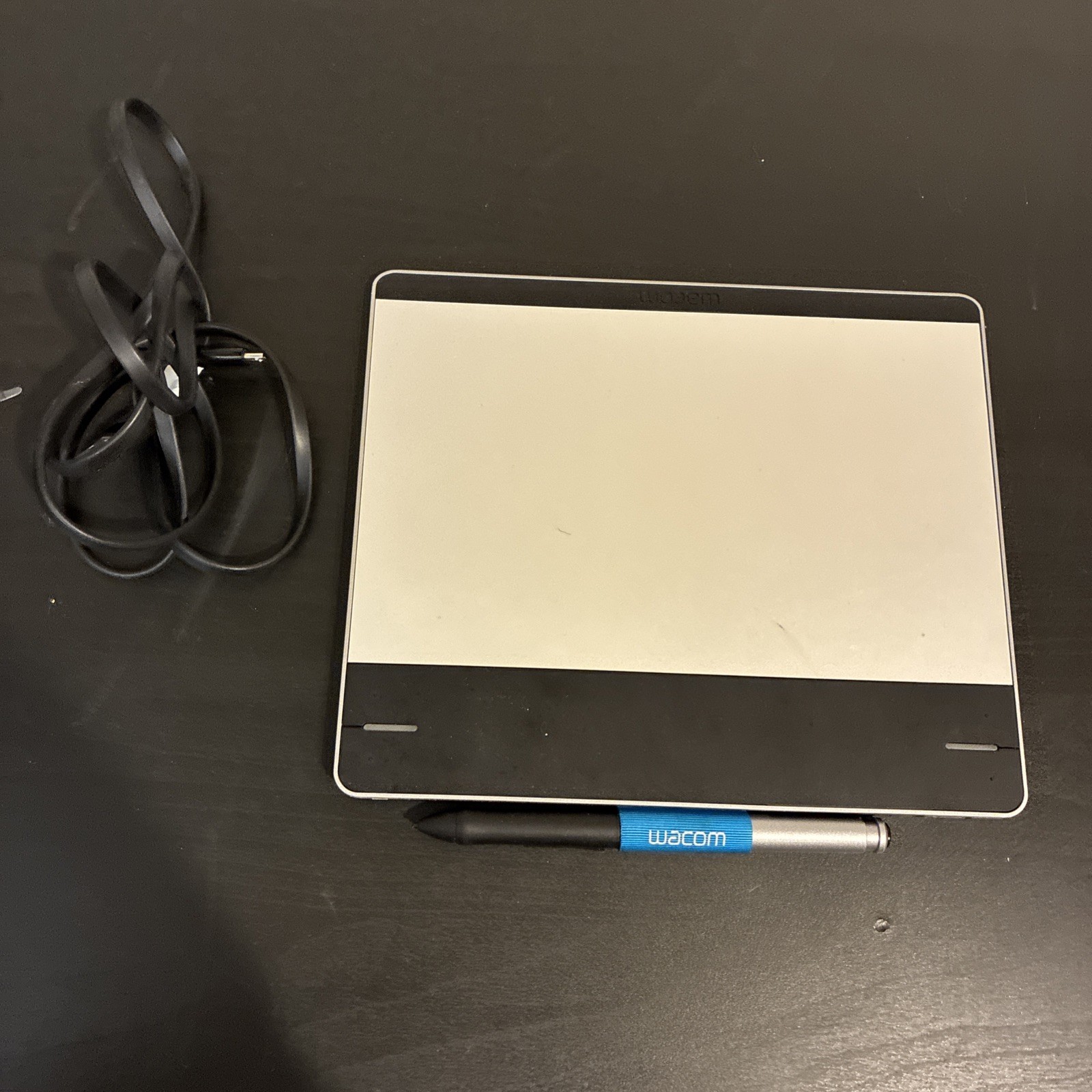 Wacom CTH-480 Intuos Small Creative Pen & Touch Tablet Excellent