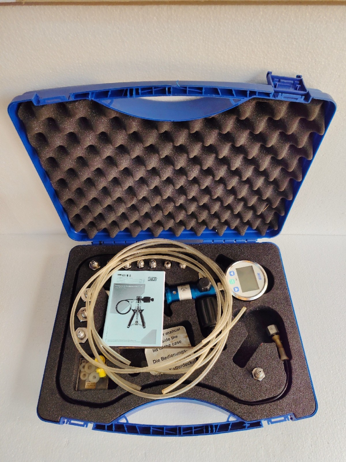 SIKA P40-2 HAND HELD PRESSURE CALIBRATOR PUMP RANGE -1 TO 40 BAR WITH WIKA GAUGE