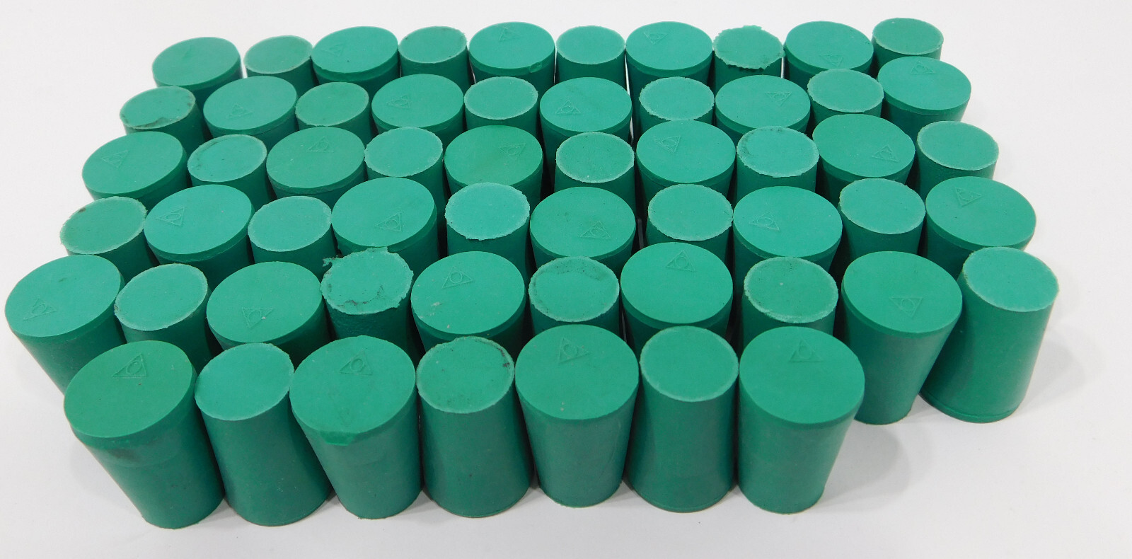 Lot of 57 Fisher Scientific 14-141A #0 M35 Laboratory Stoppers Solid Neoprene Ru