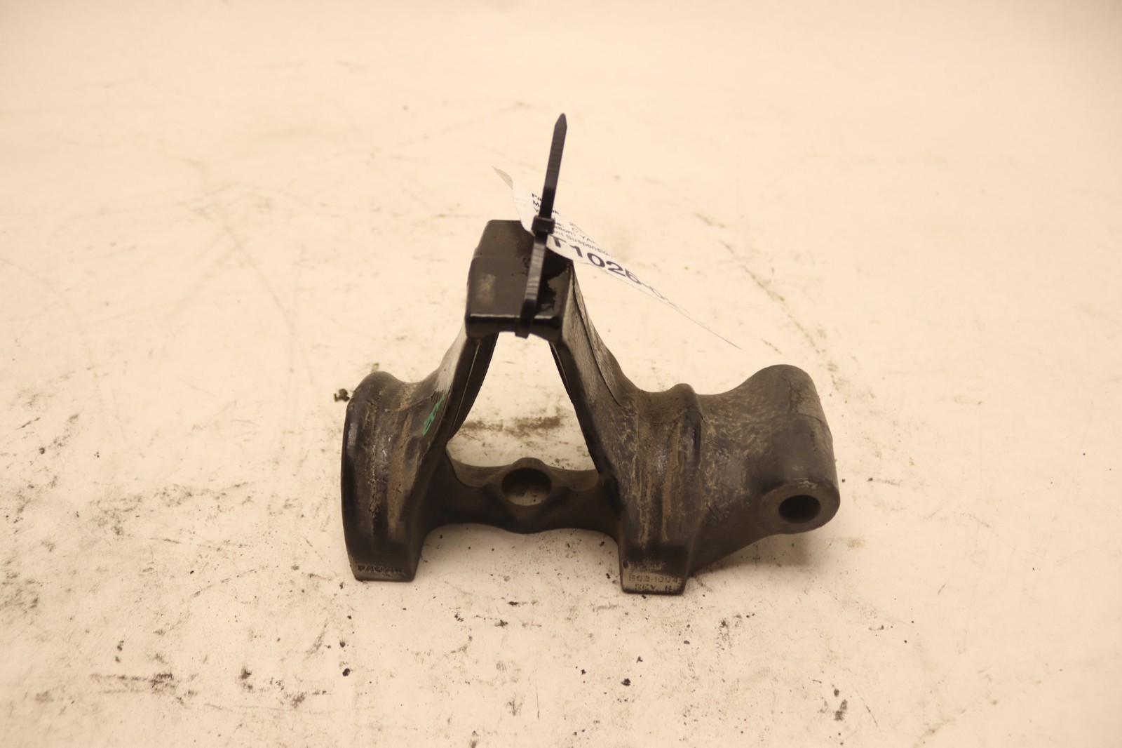 2018-2023 PETERBILT 579 FRONT SUSPENSION SHOCK SADDLE BRACKET MOUNT B63-1004 OEM