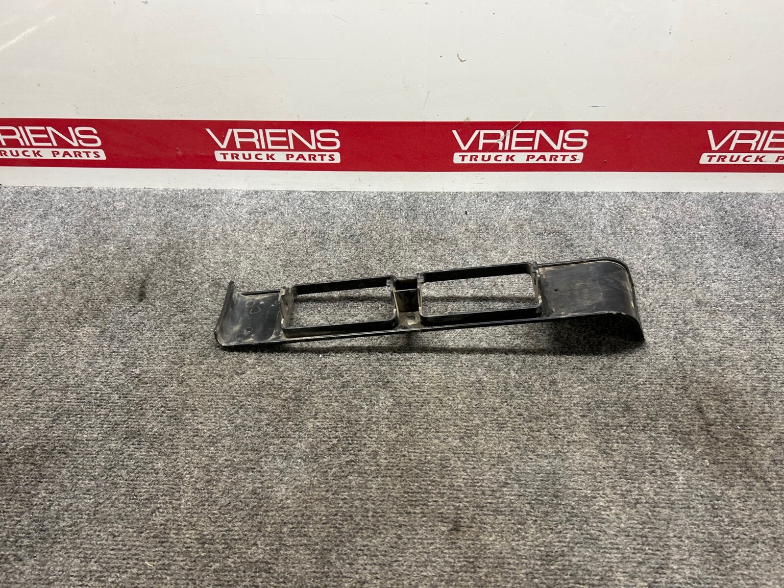 PETERBILT 17-04233 TRIM-REGISTER RH