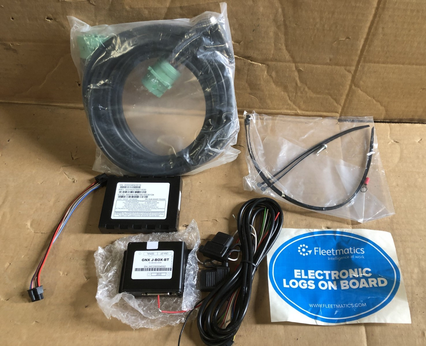 New Fleetmatics Logbook Kit GNX J-BOX-BT GNX-5P FLM-GNX5P-FGUS33 W/Cables