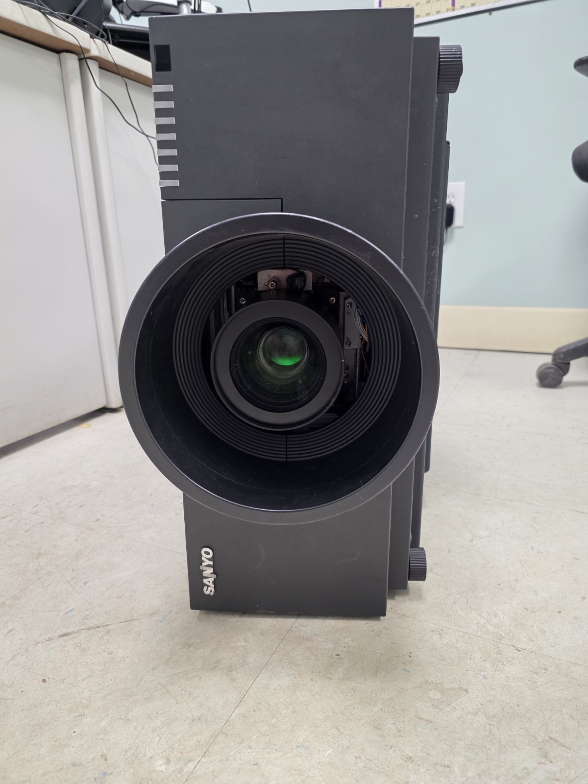 Sanyo PLC-XF1000 XGA Multimedia Projector