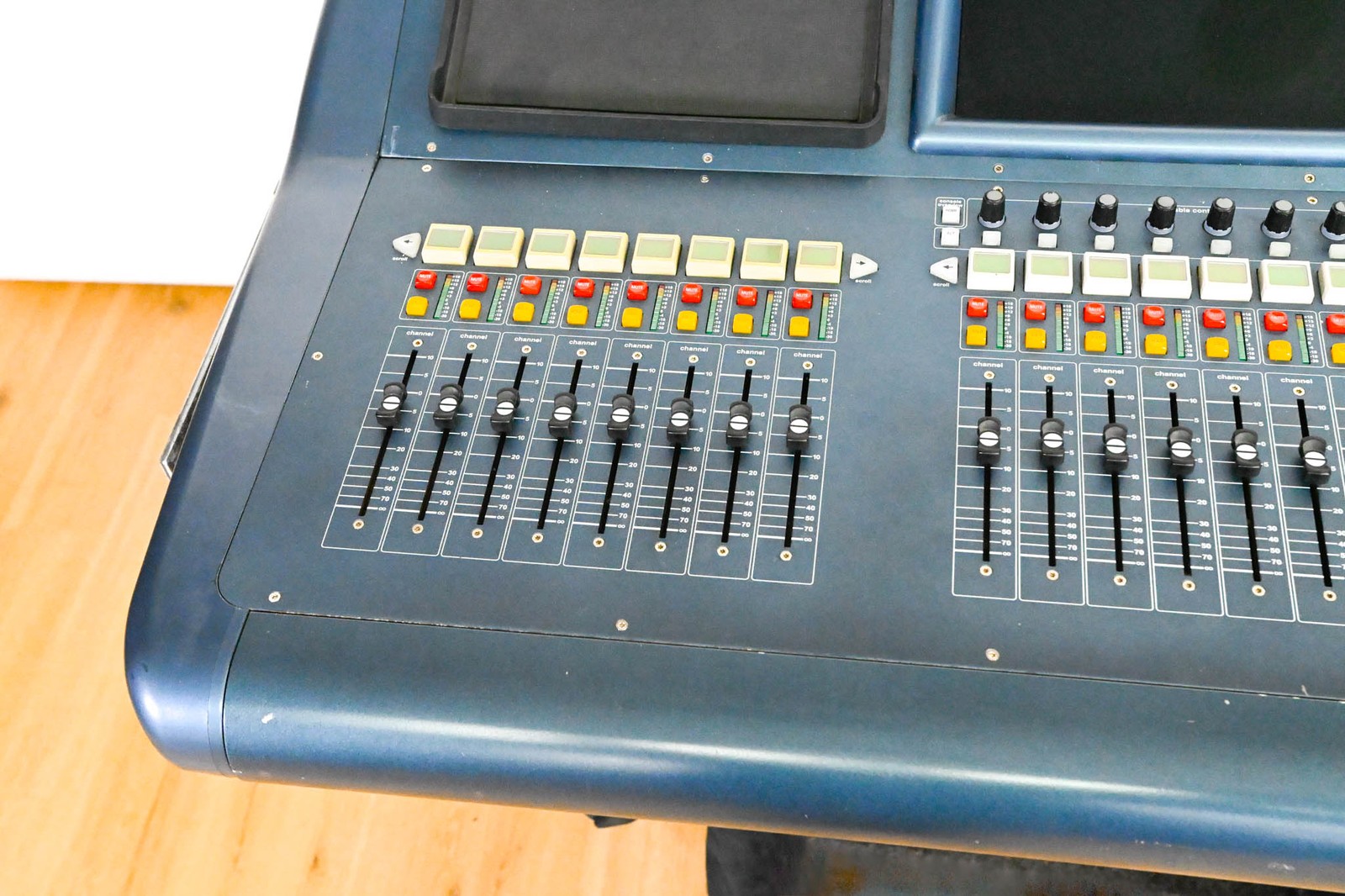 Midas PRO2 Live Digital Audio Mixing Console with Flight Case CG01VMV