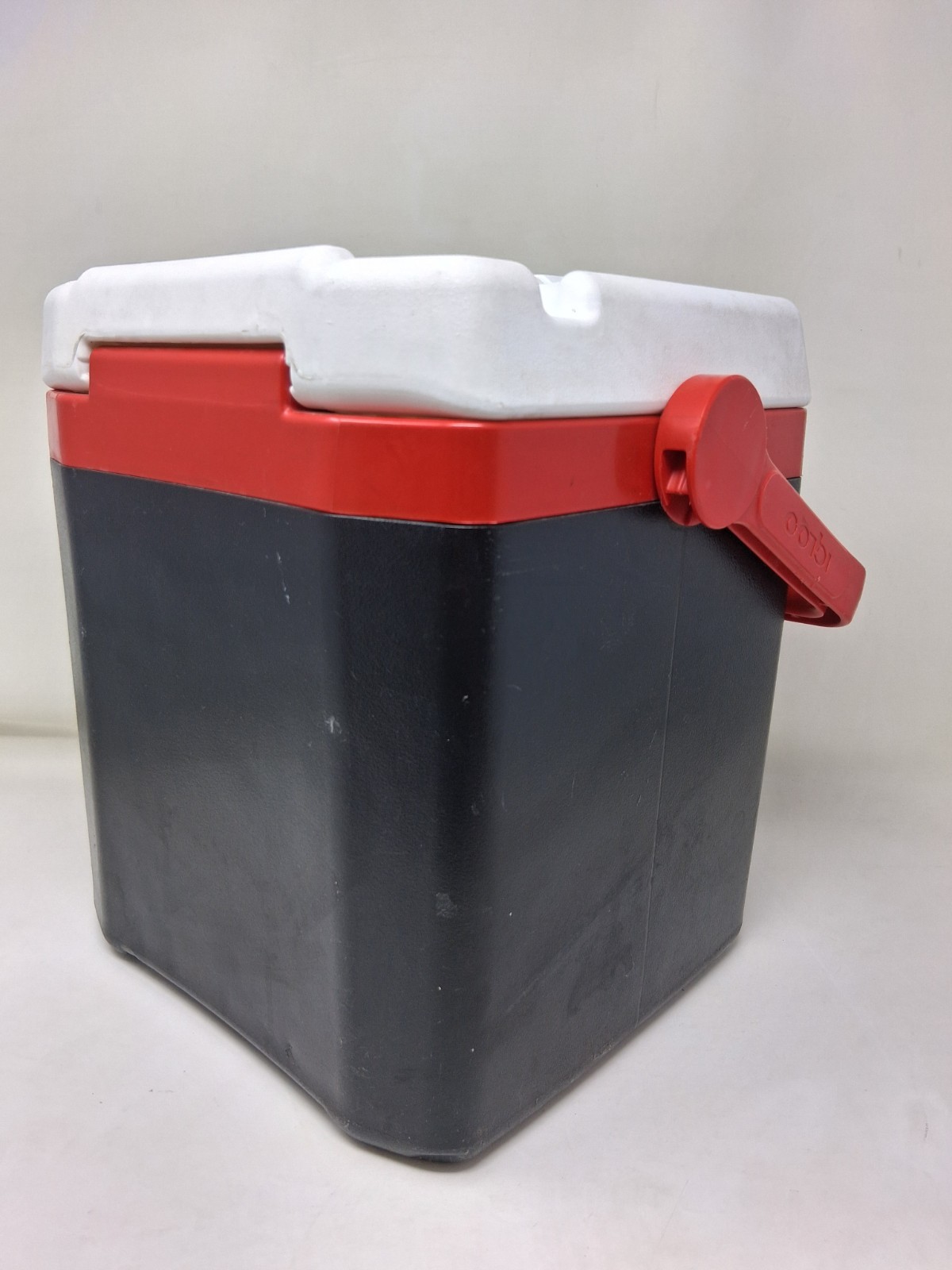 Igloo Quantum 12 cooler 18 Pack capacity Lockable USA. 12 Quart Red White Black