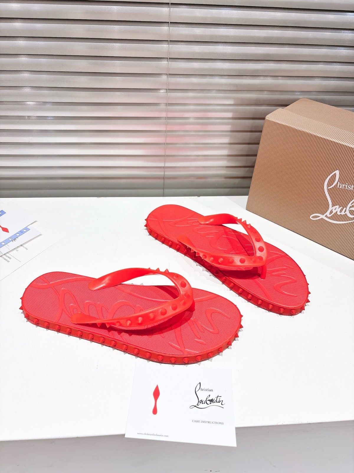 𝑪𝒉𝒓𝒊𝒔𝒕𝒊𝒂𝒏 𝑳𝒐𝒖𝒃𝒐𝒖𝒕𝒊𝒏 RED studded flip-flops Size 41