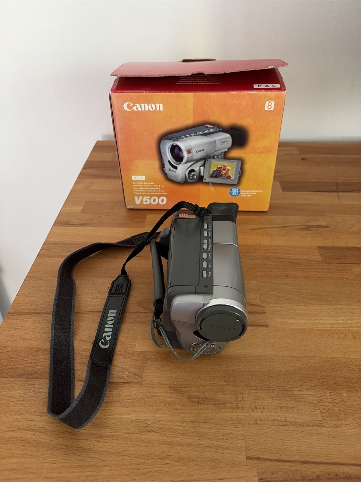 CANON Japan V500E 700x Zoom 8mm Hi8 Camcorder with Extras