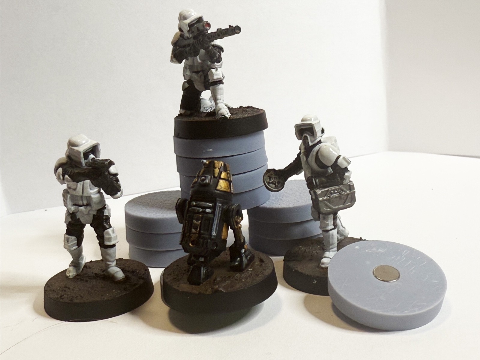 Magnetic Miniature Bases (25 mm - 12 pack) / Star Wars Legion / D&D / Wargaming