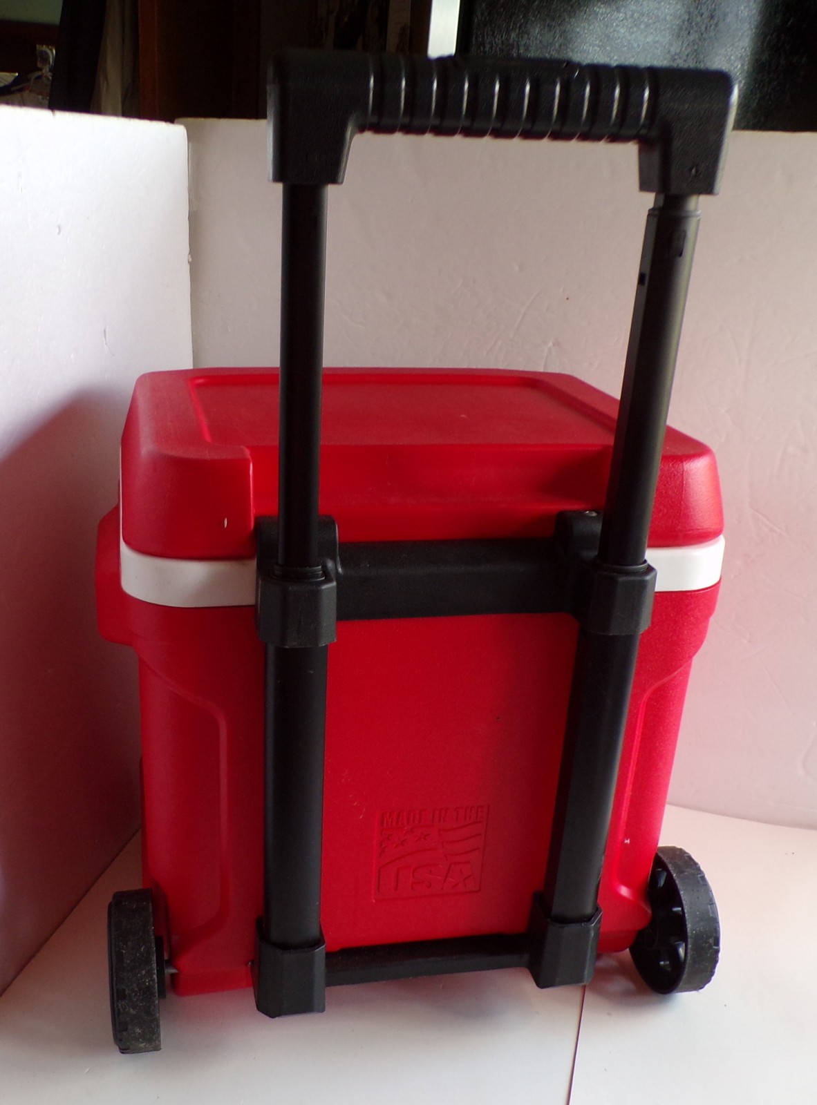 Igloo Rolling Chest Cooler Profile II Red 16 Quart 24 Can