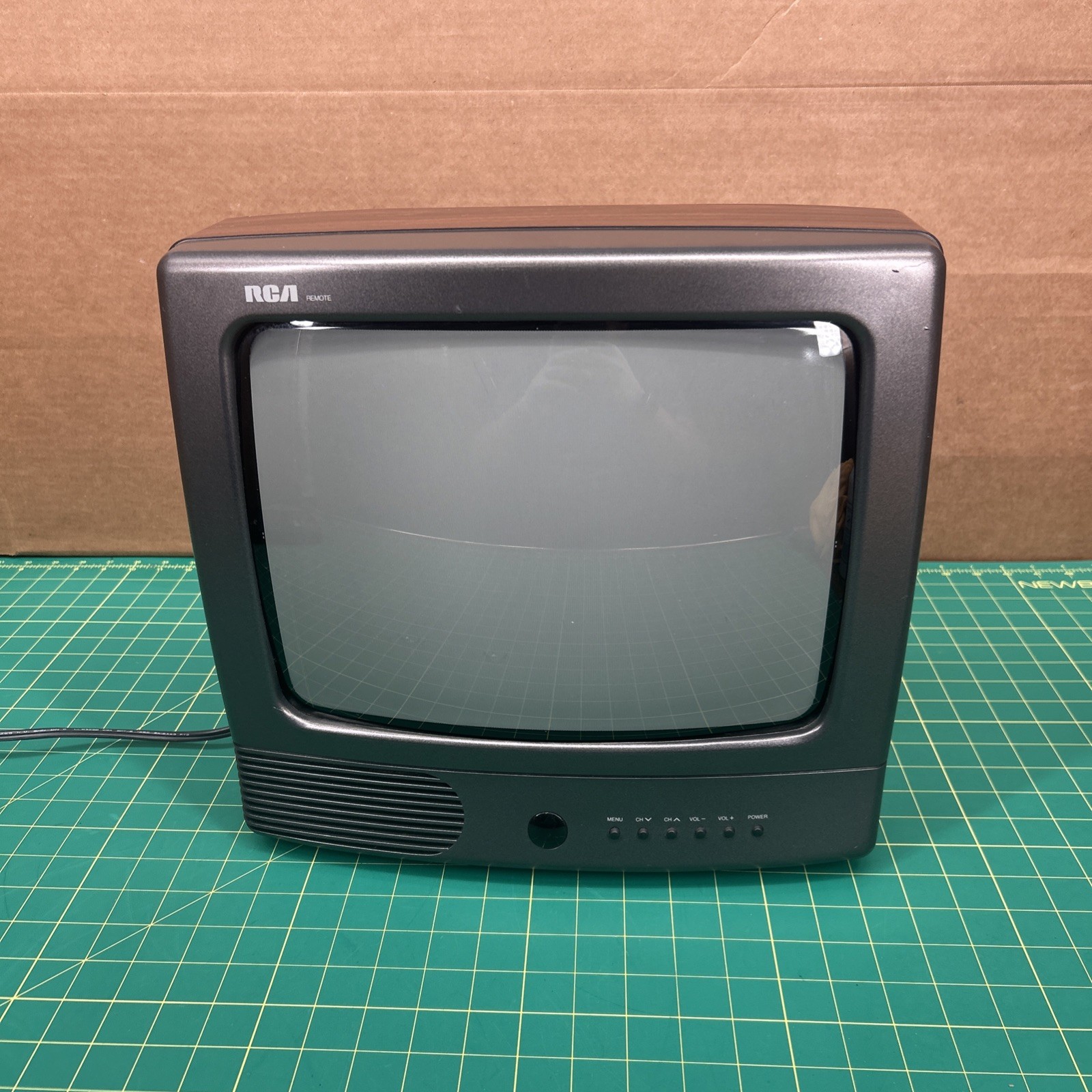 RCA E13202WT 13" CRT Simulated woodgrain Retro Gaming TV Tested READ April 1997