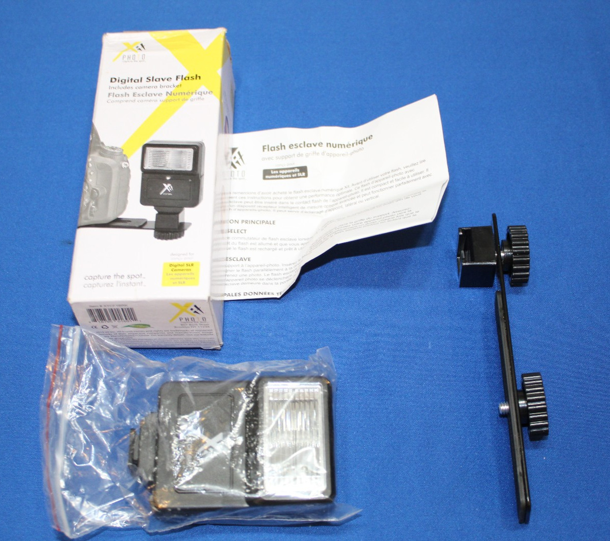 Xit Photo Digital Slave Flash XTCF1BRK with Bracket for Digital SLR Cameras