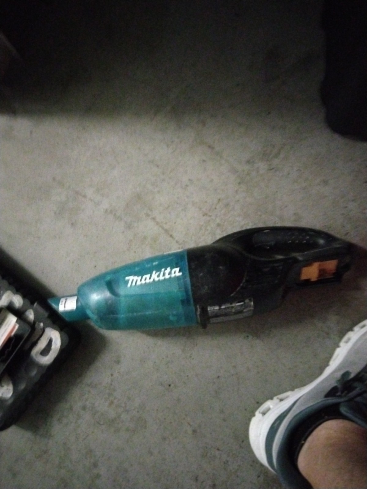 Makita XLC02 18V Cordless Vacuum - No Charger Or Battery