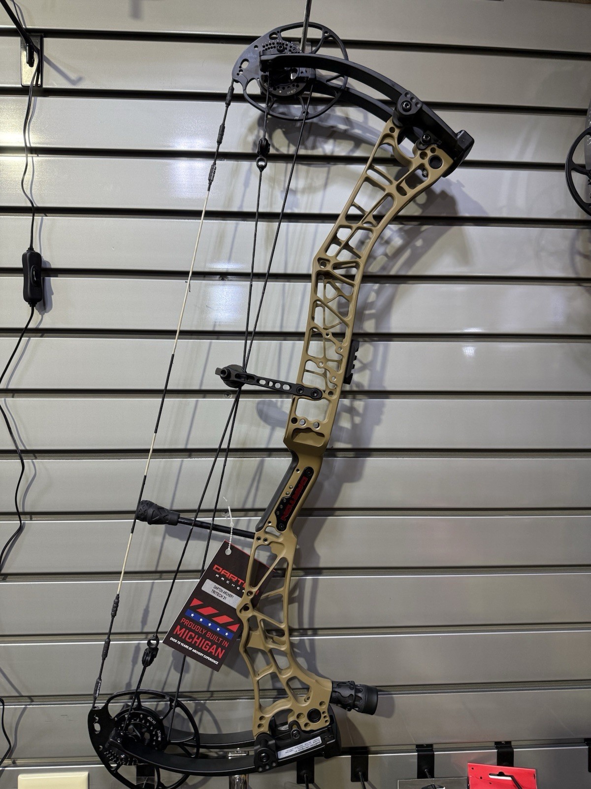 Darton Tritech 31 Right Hand 70 lbs Flat Dark Earth Riser w/Black Limbs