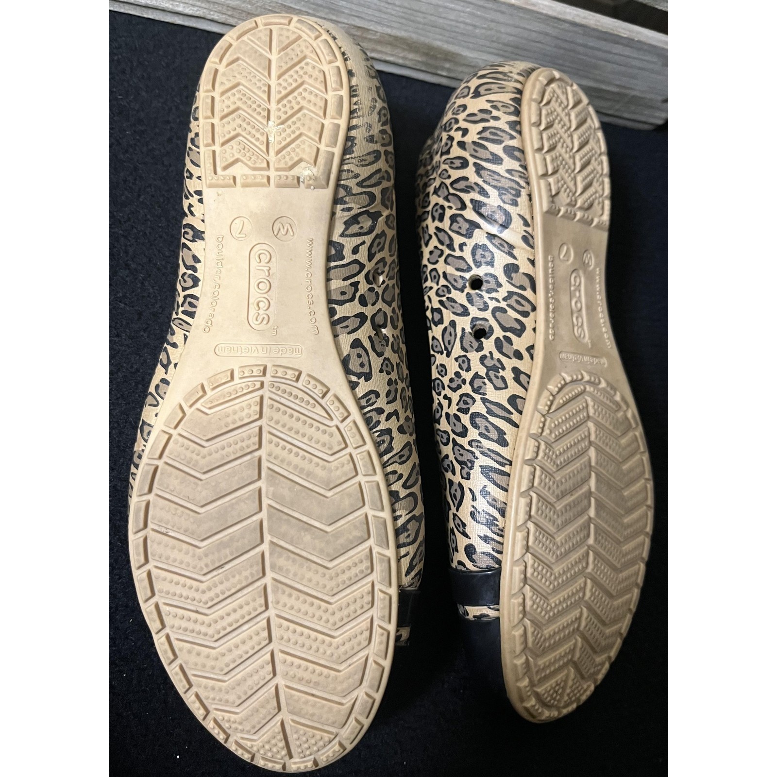 Crocs Shoes Womens Size 7 Beige Leopard Print Cap Toe Ballet Flats Comfort