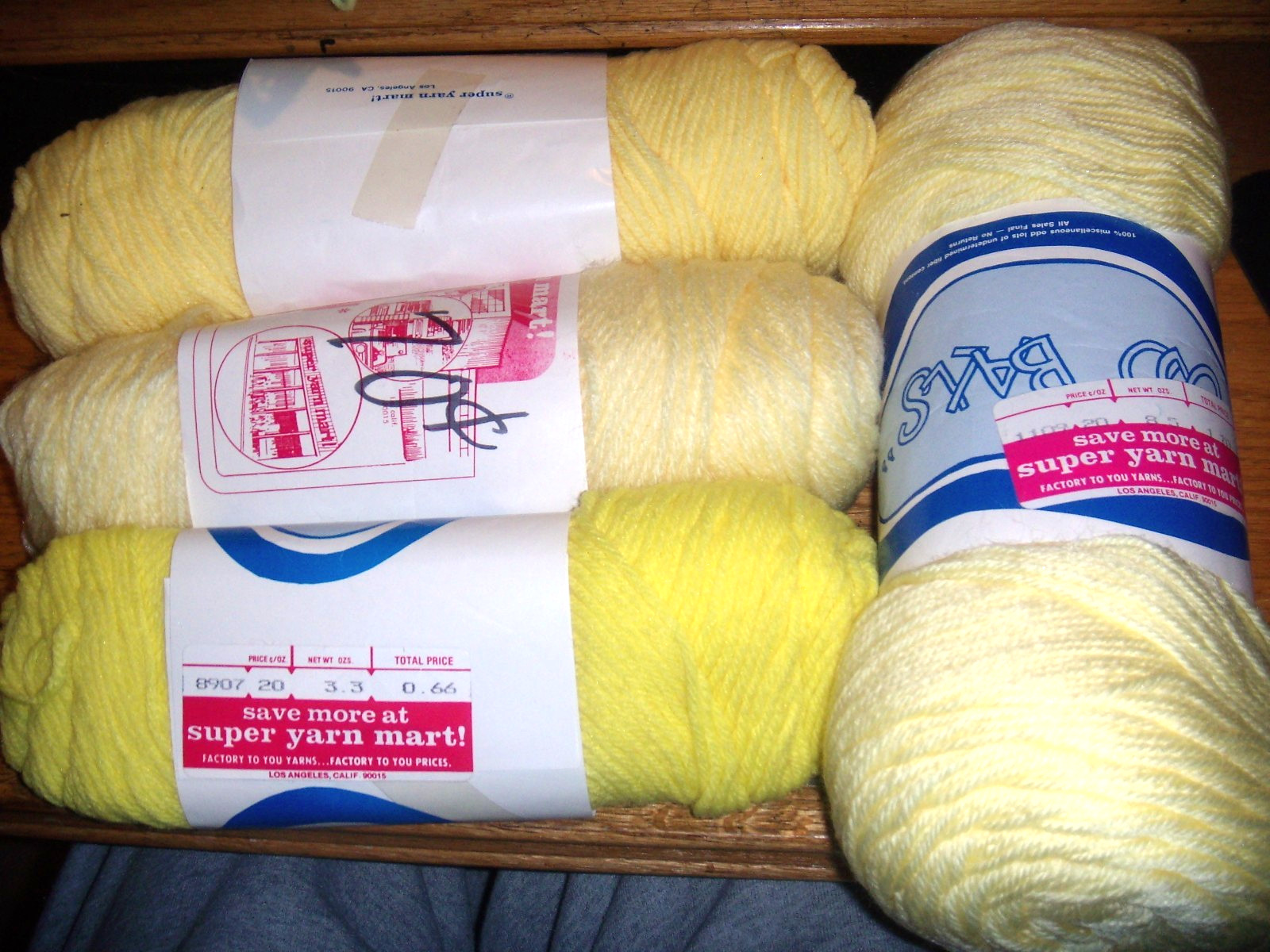 2 SKEINS SUPER YARN 4PLY 11 OZ 100% MISC. FABRIC 1=OFF WHITE,1 WHITE  FREE SHIP