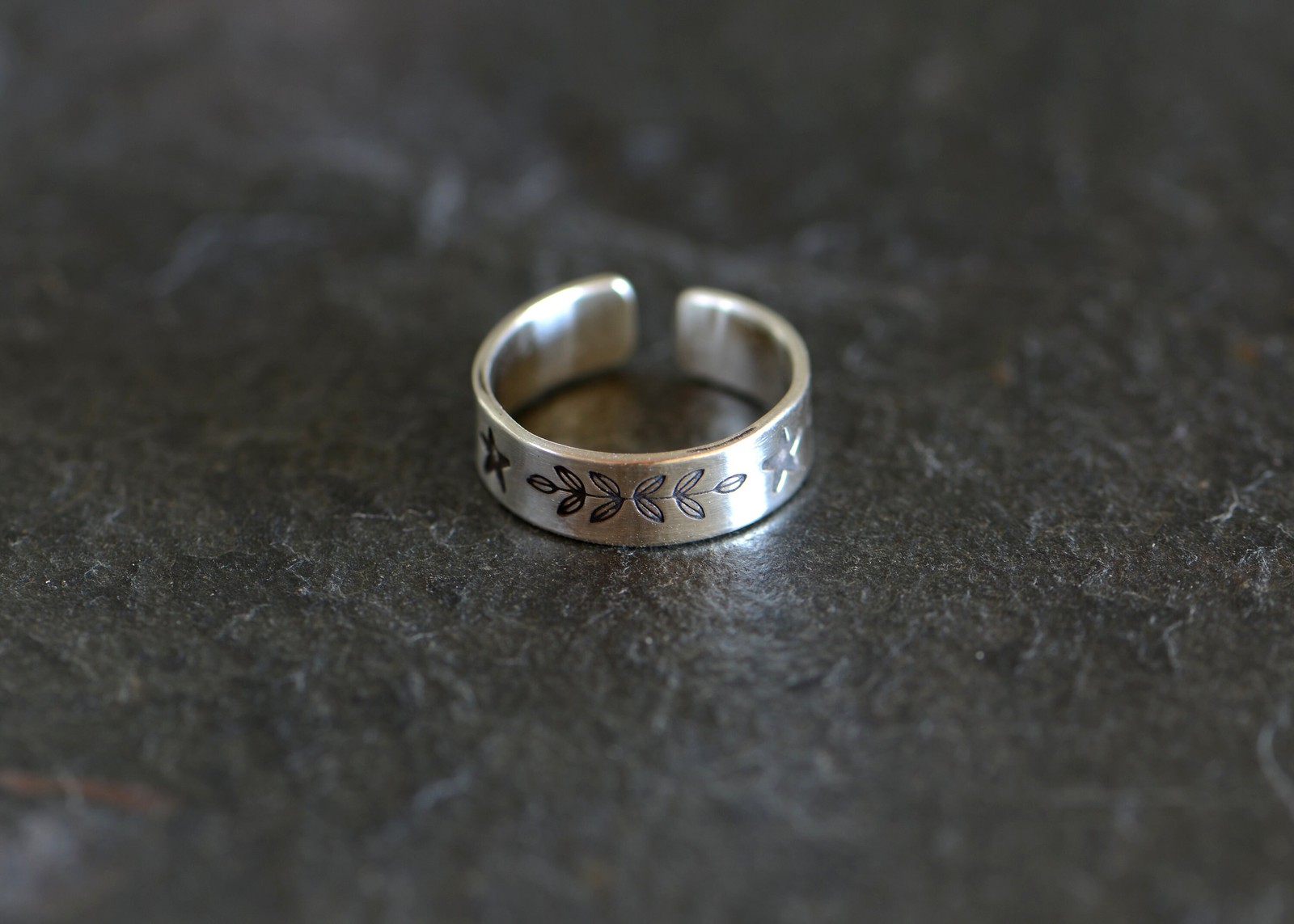 Sterling silver toe ring - midi ring or pinky ring with leaves