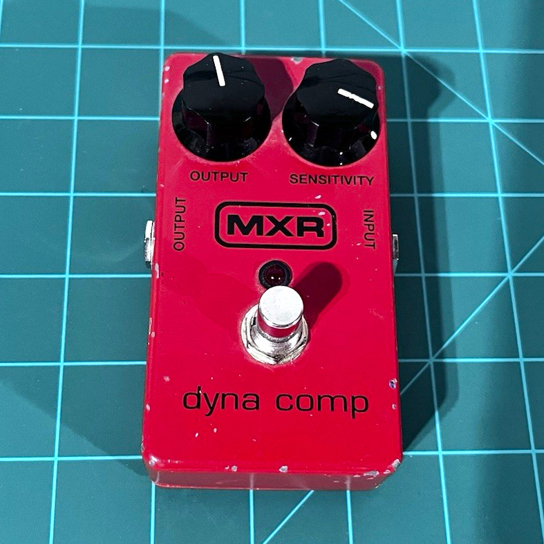 MXR Dyna Comp Analog Compressor Effects Pedal for Electric Guitar, Red