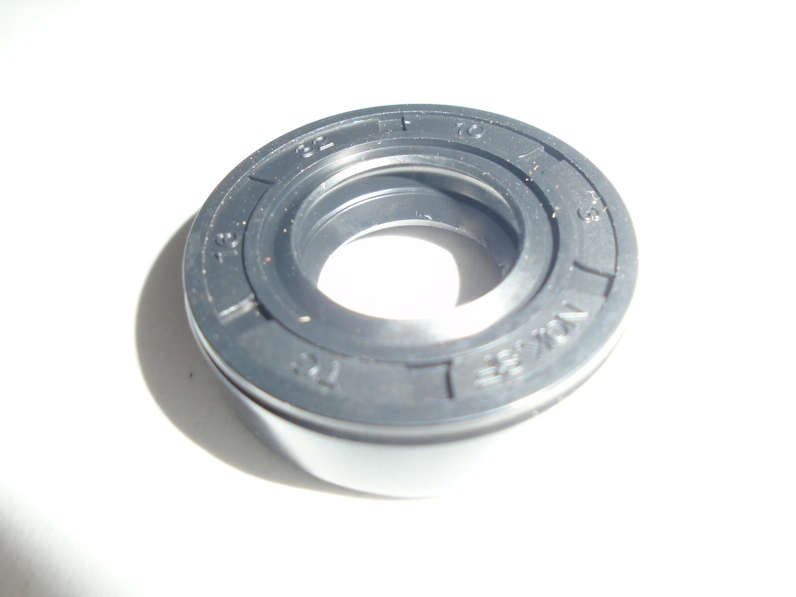 NEW TC 16X32X10 DOUBLE LIPS METRIC OIL / DUST SEAL 16mm X 32mm X 10mm