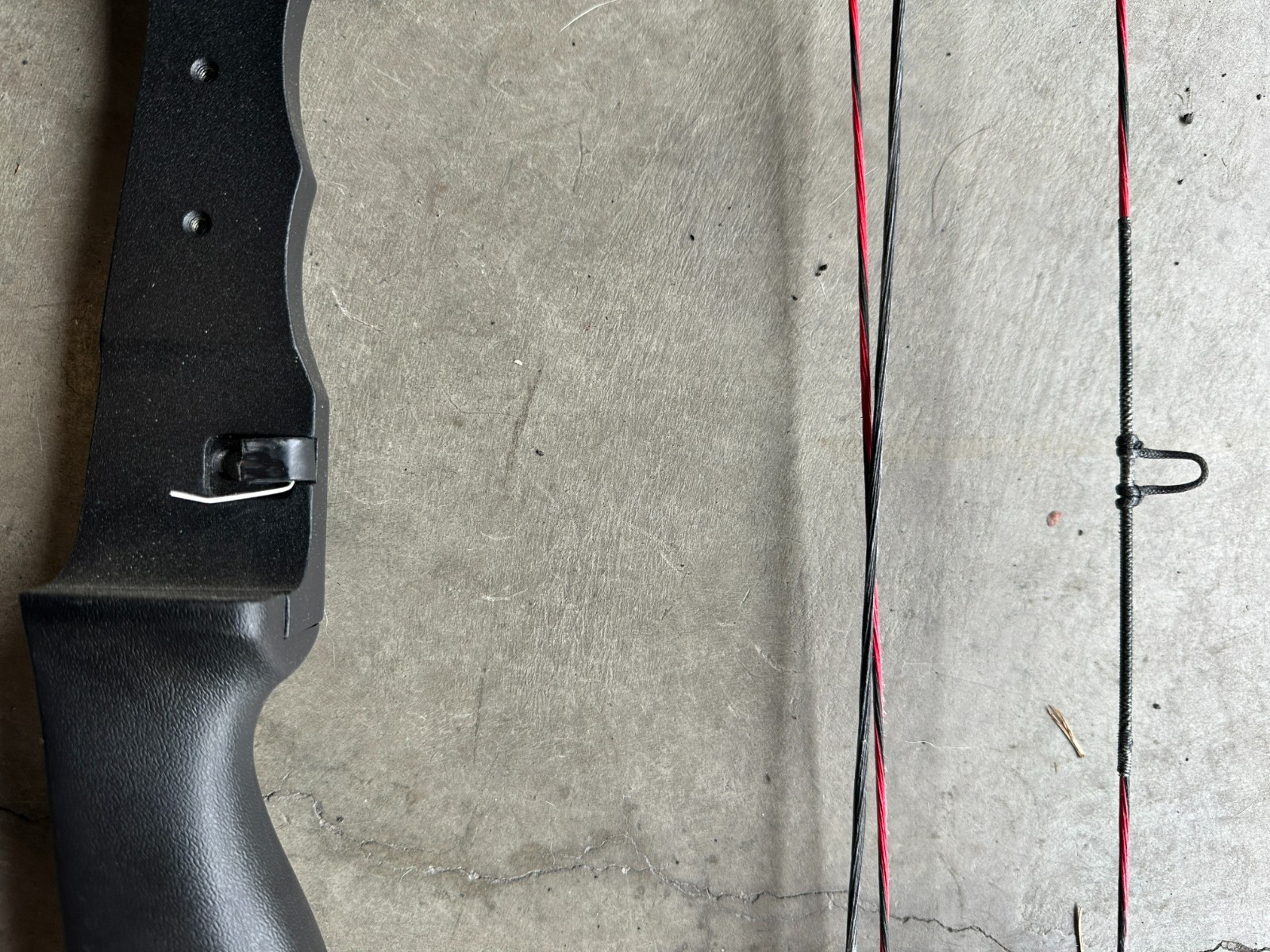Matthews Genesis bow black riser, red wheels has D Loop installed