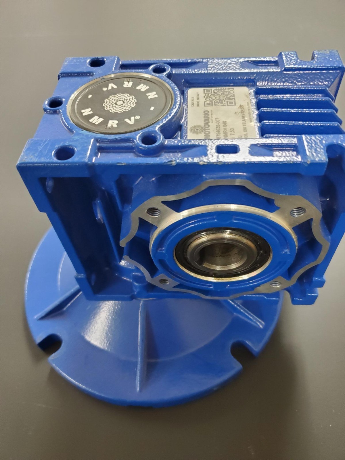 Motovario Gear Speed Reducer, Gearbox, NMRV 040 - 7.5:1 Ratio  56C Face - NOS