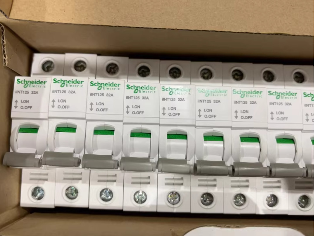 1PC NEW Schneider Miniature circuit breaker ilNT125 1P 32A A9S68132 #YY