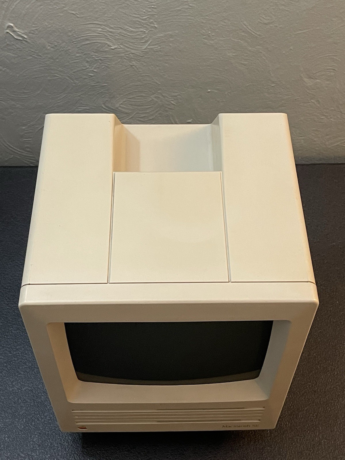 VTG Apple Macintosh SE Model M5010 Computer POWERS ON!! Fast Free Shipping!!