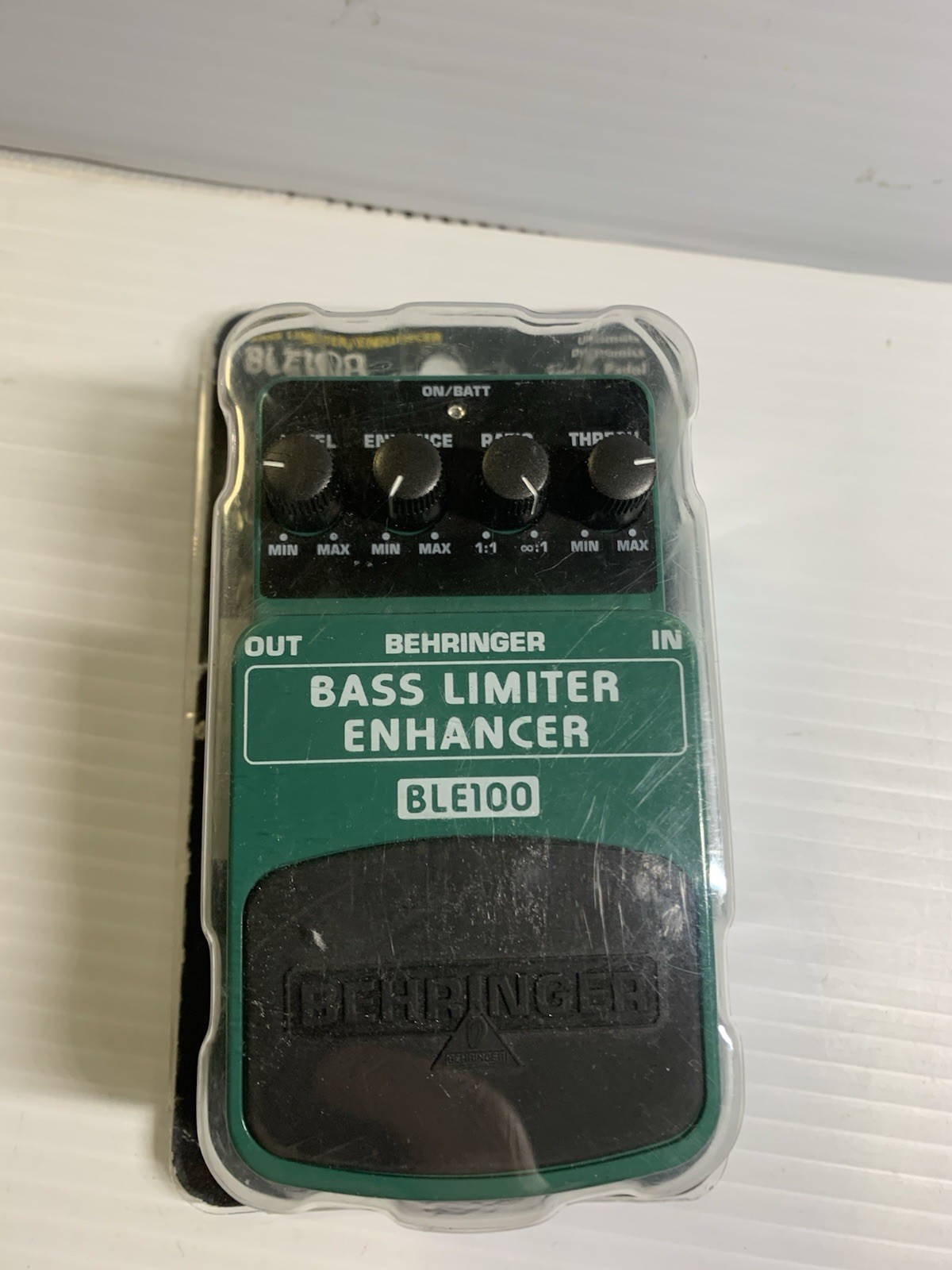 BEHRINGER BLE100 Limiter Enhancer Guitar Pedal New