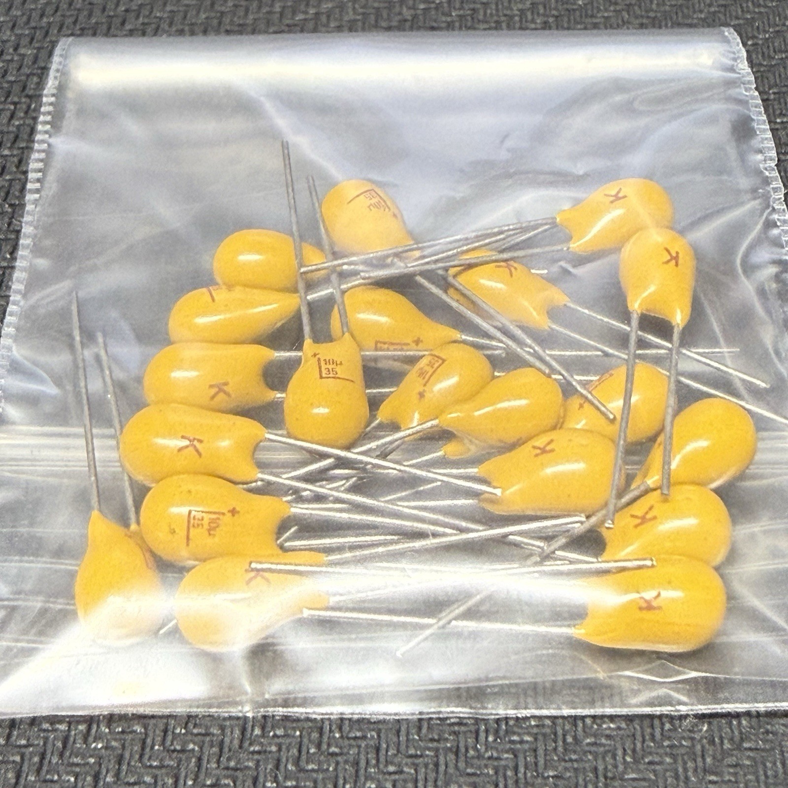 20x KEMET 10µF 35V ±10% Tantalum Capacitors Radial 2.5mm Lead Spacing NEW