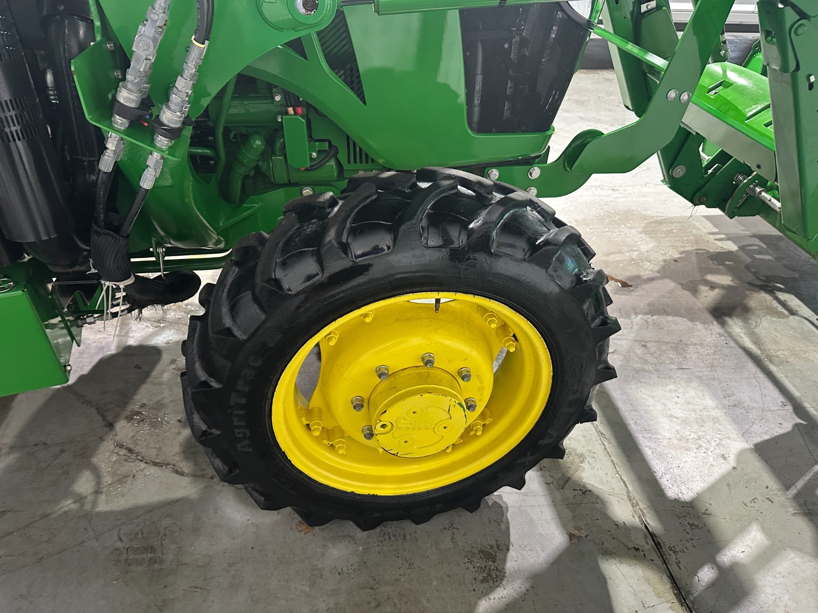 2022 JOHN DEERE 5065E CAB (520 M LOADER) (239 HOURS)
