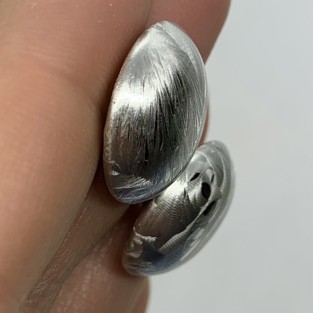 VTG BRUSHED SILVER SWIRL SHINY DOME ROUND STUD EARRINGS 3/4”