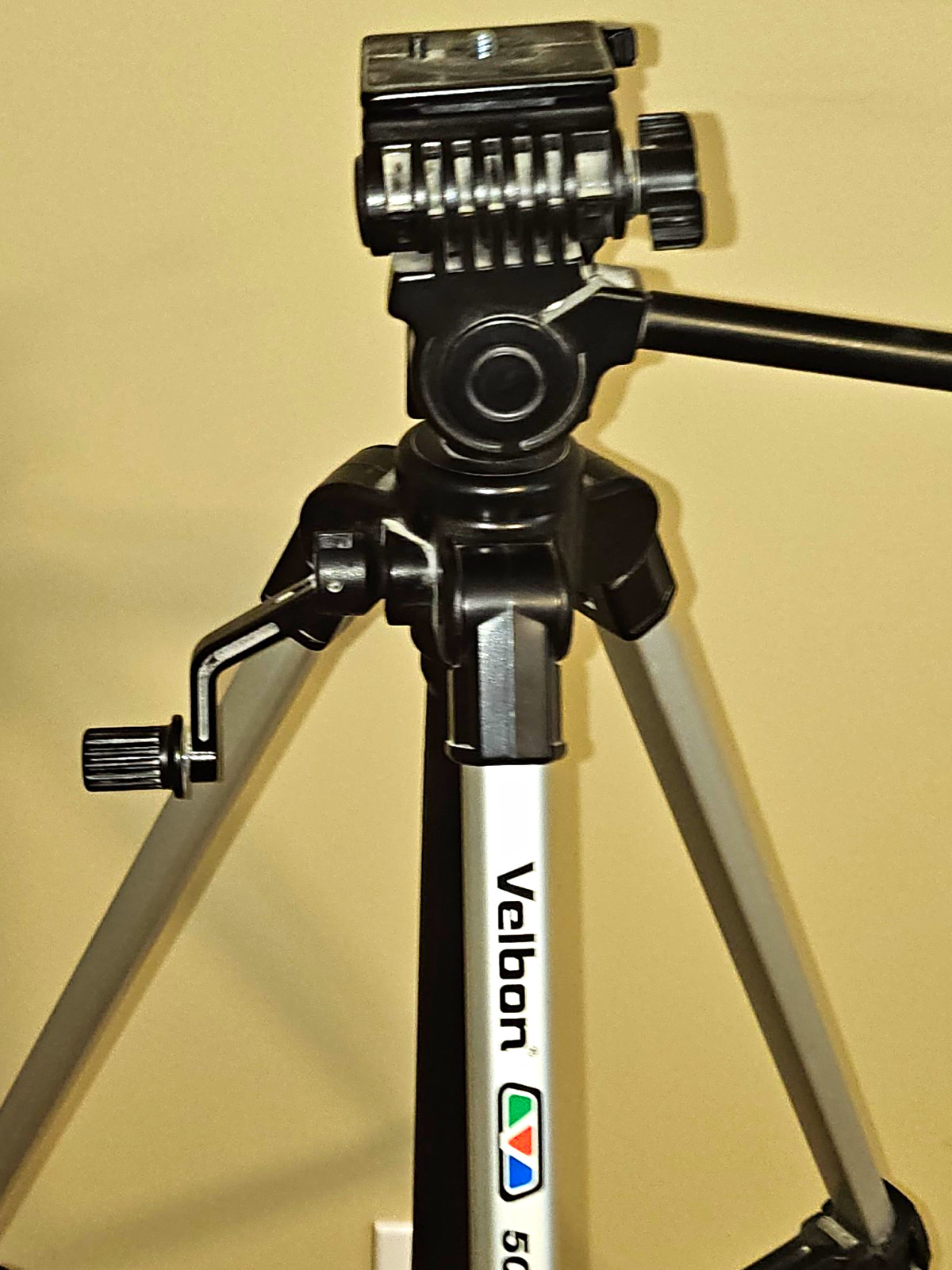 Velbon 5000 Aluminum Camera Tripod Pan/Tilt Head 55in Max Height 6.6lb
