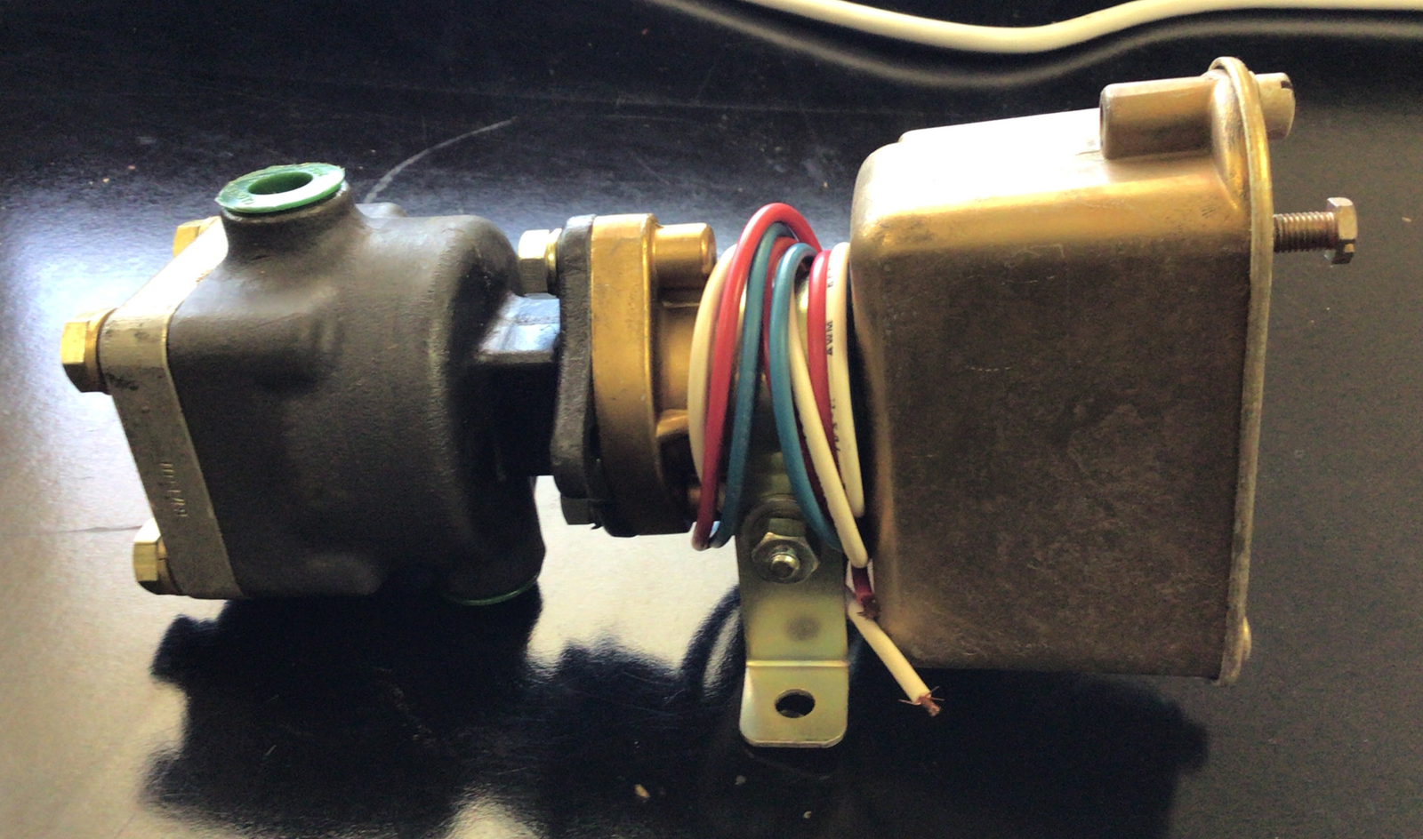 BARKSDALE VALVES 9653-1-HF3 Pressure Difference Actuated Switch