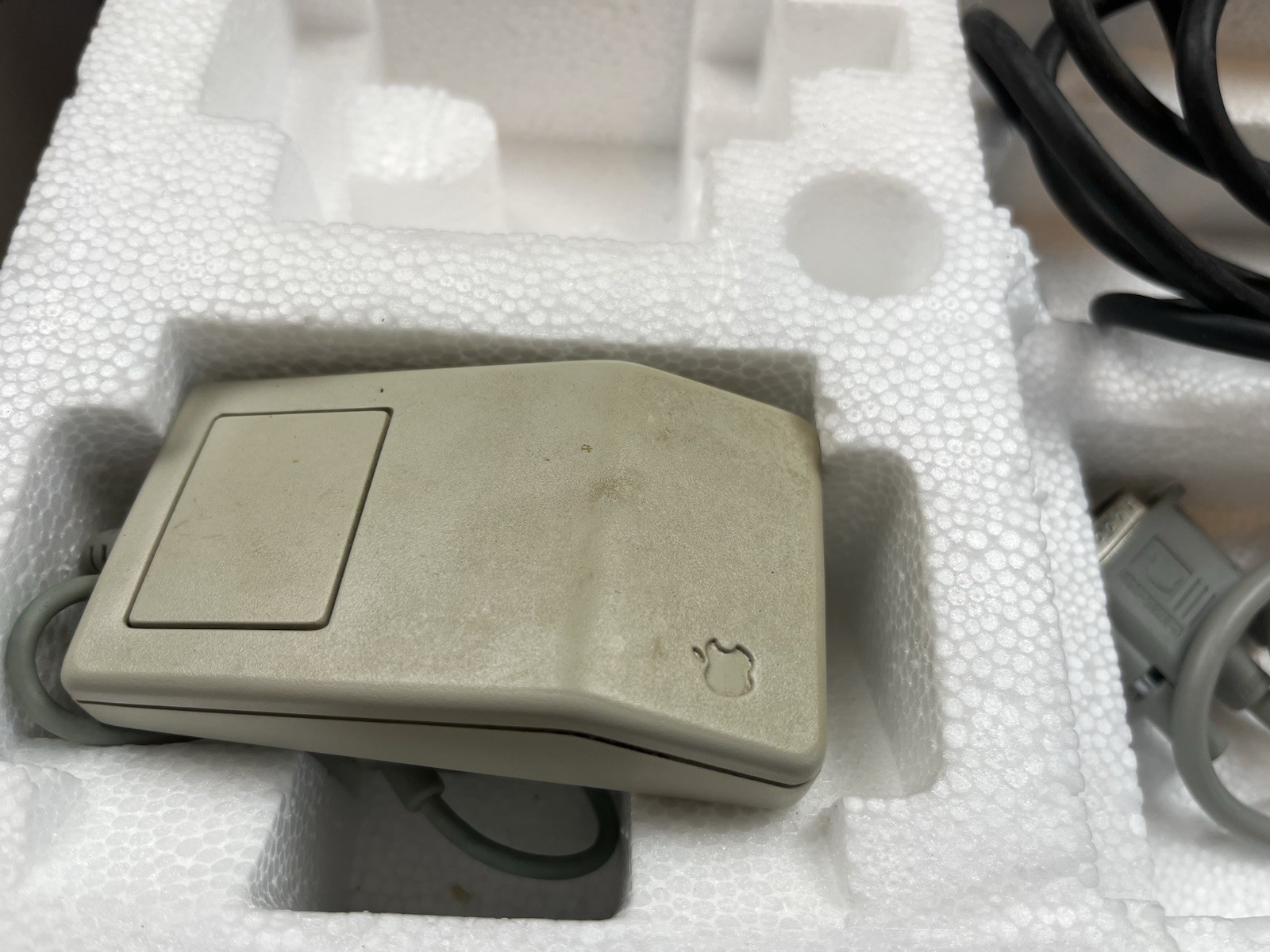 Apple IIGS A2S6000 Computer w/ Original Box, Keyboard, Mouse, Cable Book Works