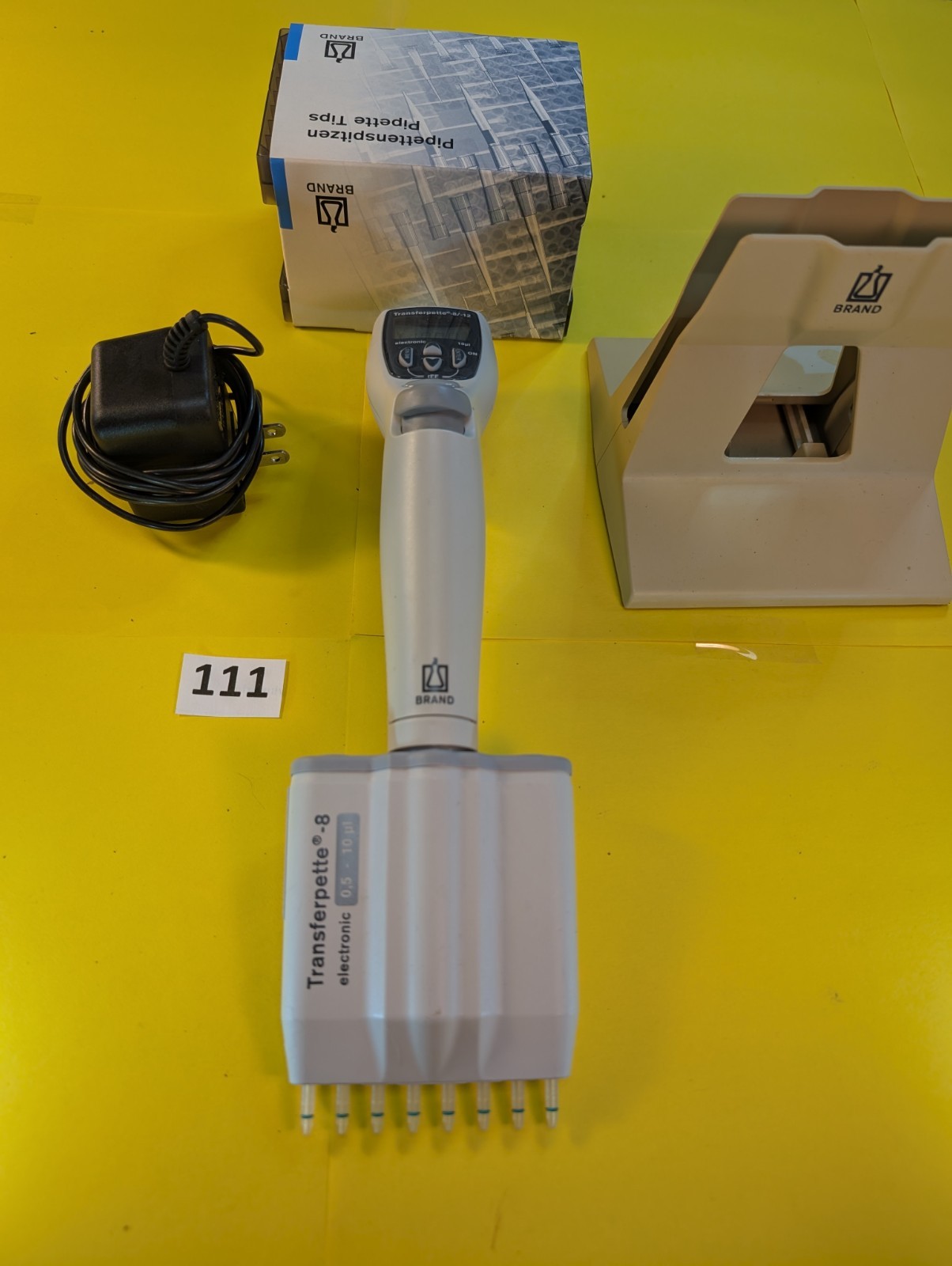 BrandTech Electronic Multichannel 0.5-10ul. Stand and charger and tips