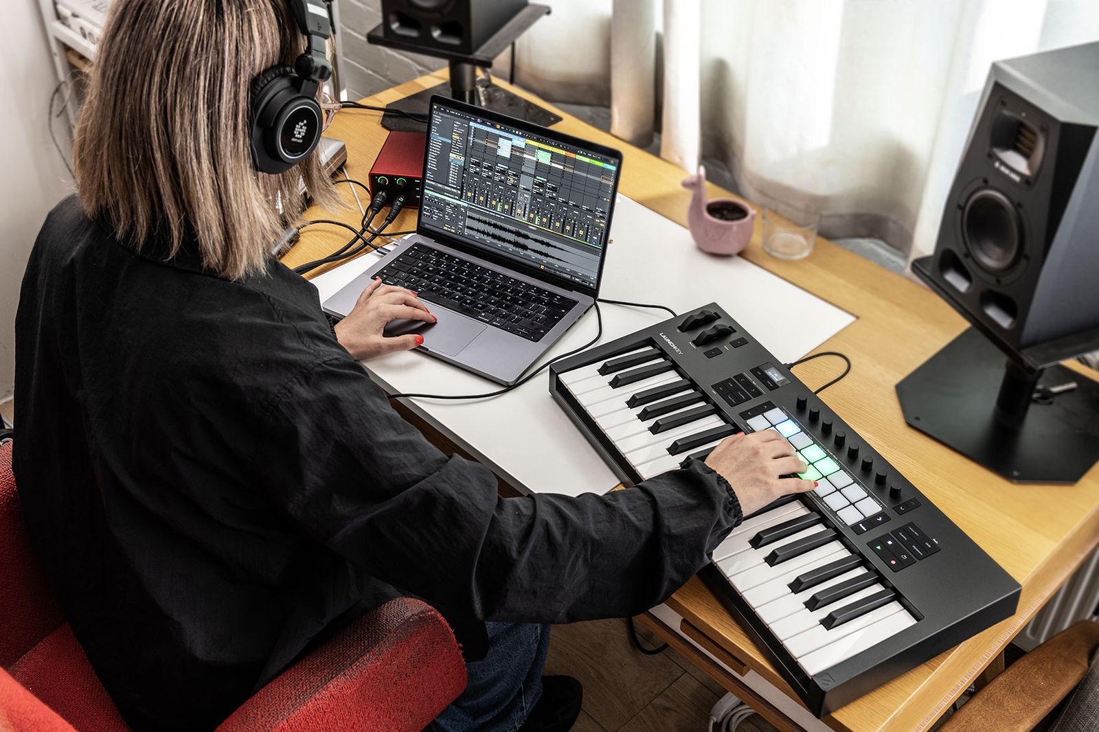 Novation LAUNCHKEY 37 MK4 37-Key USB MIDI Ableton Keyboard Controller+Microphone