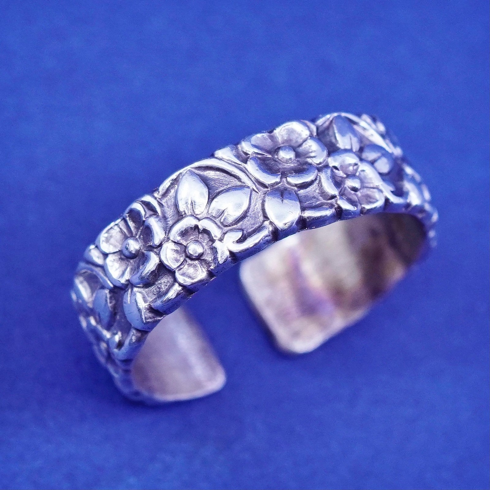 Size 7, vintage southwestern Sterling 925 silver handmade ring, flower band