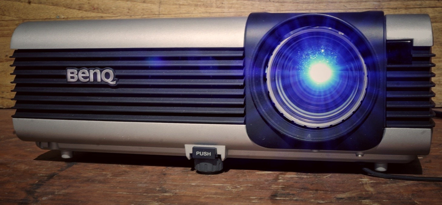 BenQ PB7200 XGA DLP Portable Video Projector 2,200 Lumens Parts or Repair