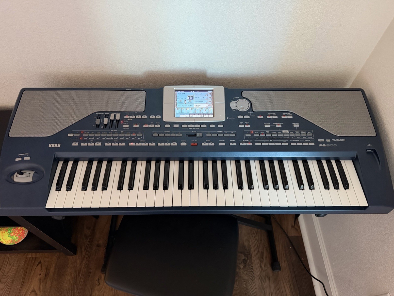 Korg Pa800 61-Key Semi-Weighted Arranger Workstation Touchscreen USB Speakers