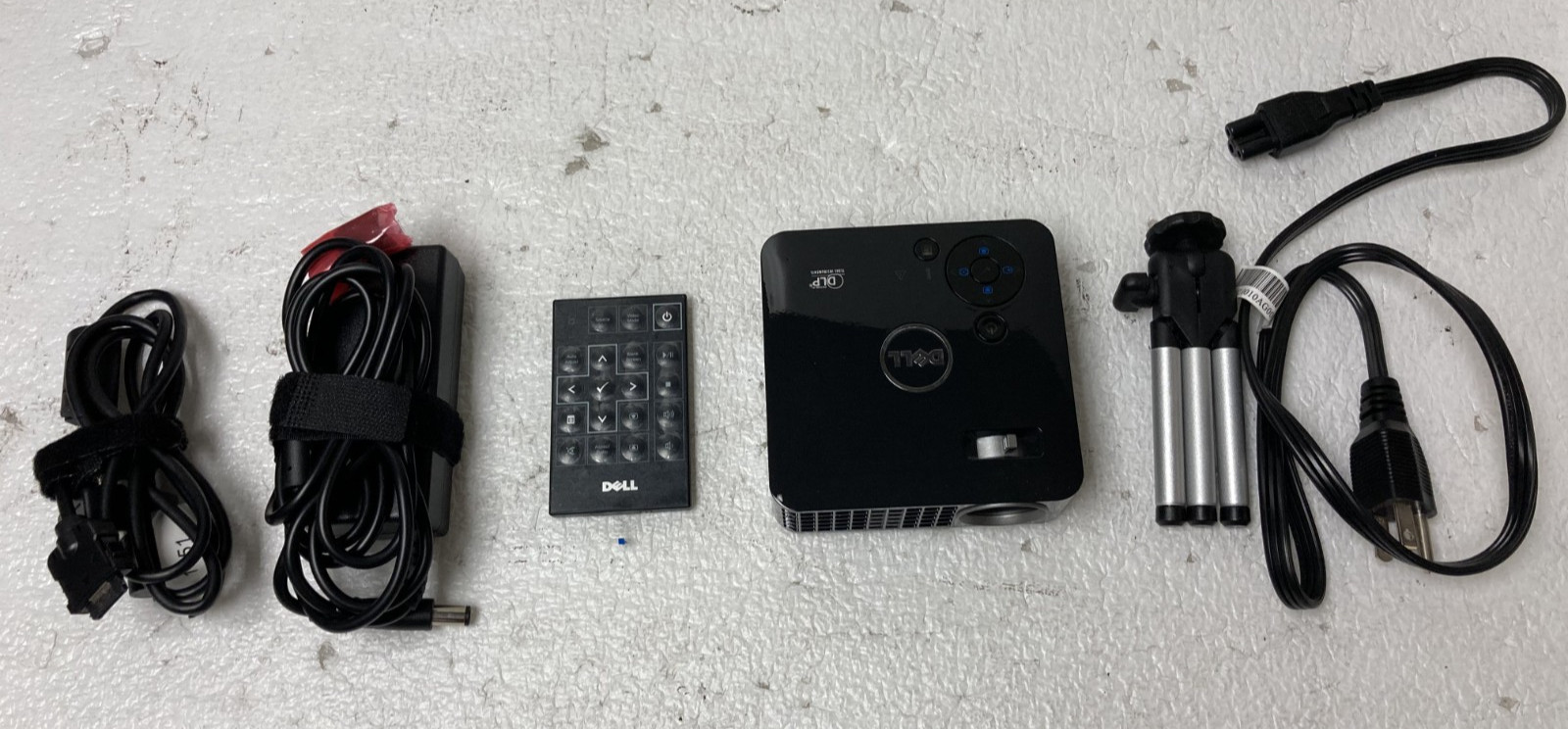 Dell M110 Pocket DLP Projector w/ Stand, Adapter, Cable, Remote& Bag