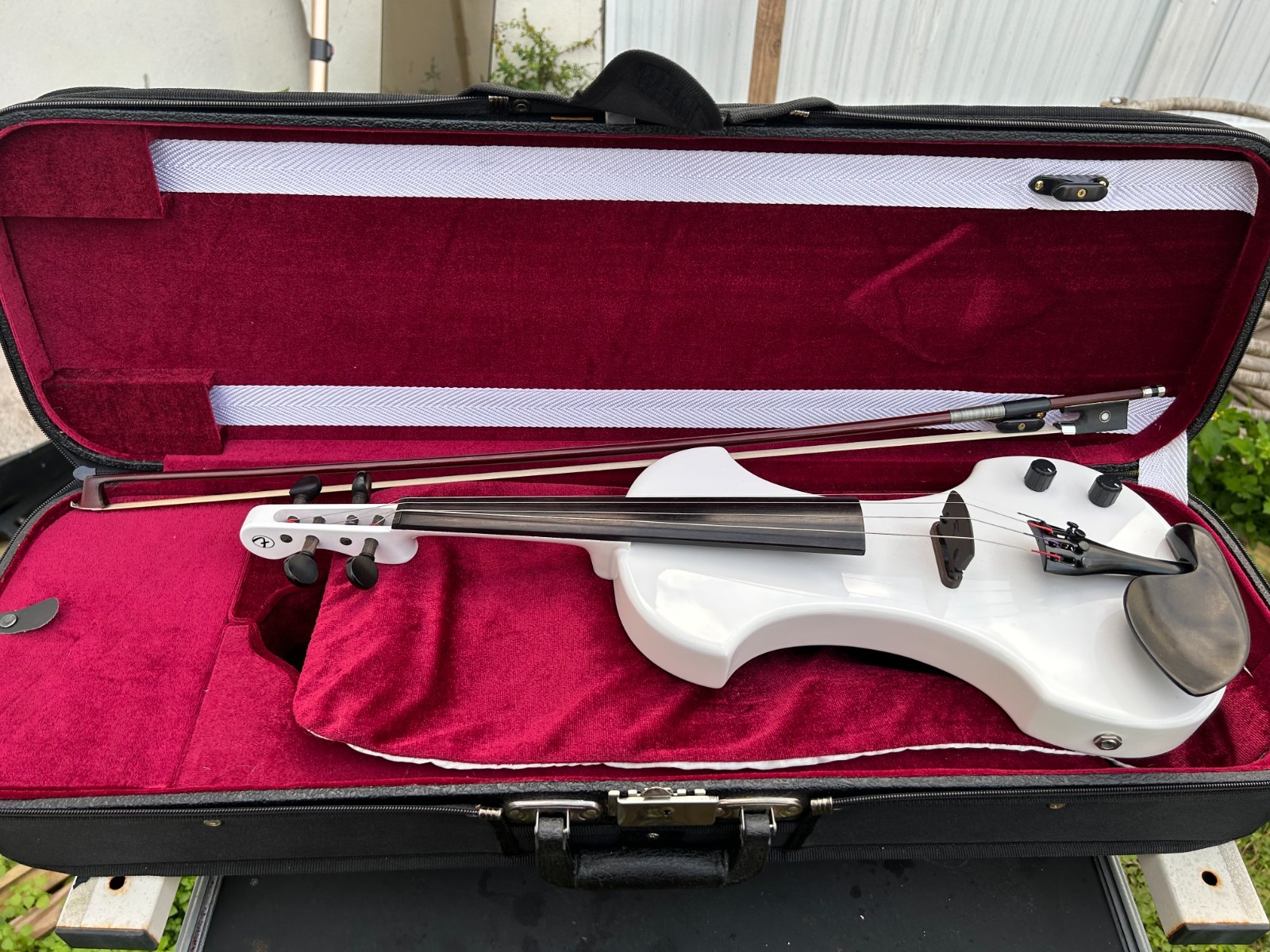 Rare Fender FV-1 Electric Violin White w/Orig Case,  Shoulder Rest & Bow Mint
