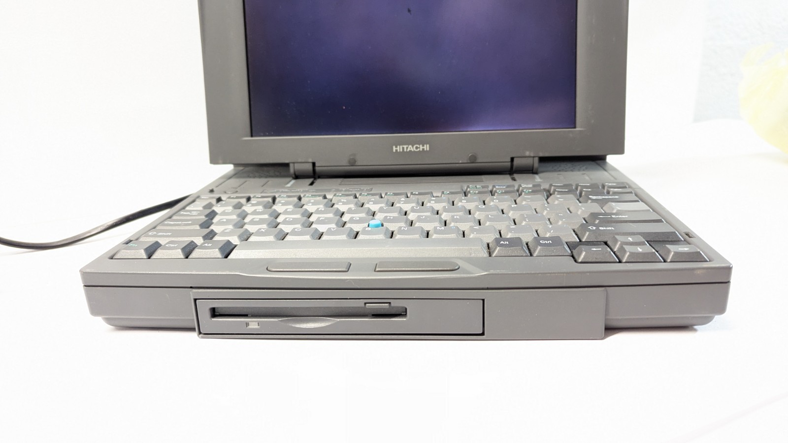 VINTAGE HITACHI M-1200 LAPTOP COMPUTER TURNS ON
