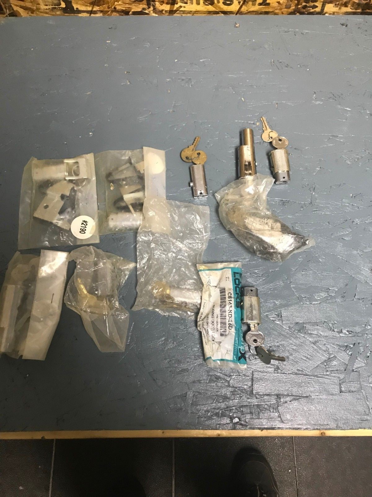 LOT OF 13 CAM LOCKS AND DRAWER LOCKS