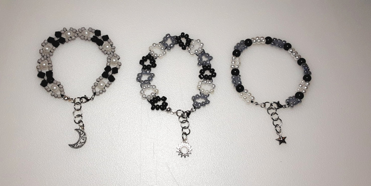 DAINTY GLASS & FAUX PEARLS ADJUSTABLE BEADED BRACELETS  BLACK, GRAY & WHITE